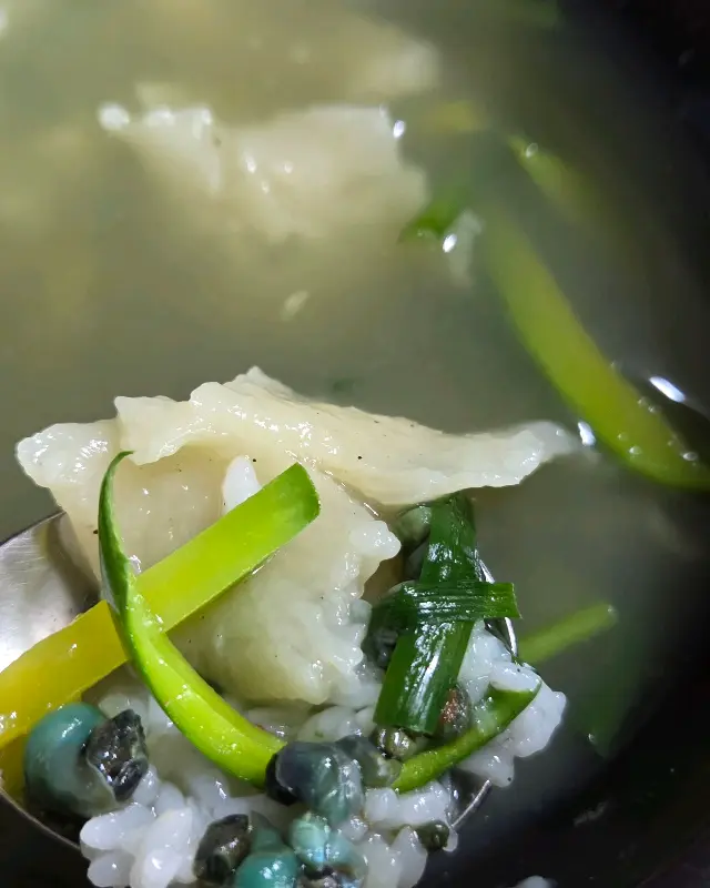 올갱이 해장국을 숟가락으로 뜬 모습