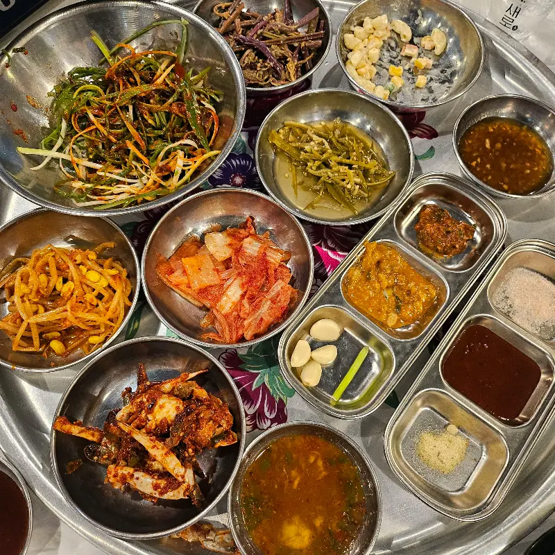 푸짐한 밑반찬 구성