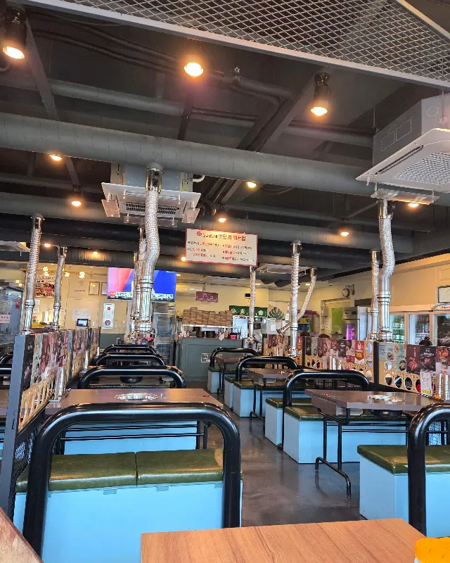 넓고 쾌적한 매장 내부