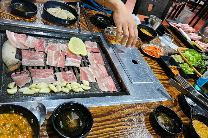 불판 가득 채워진 막창과 냉삼겹살