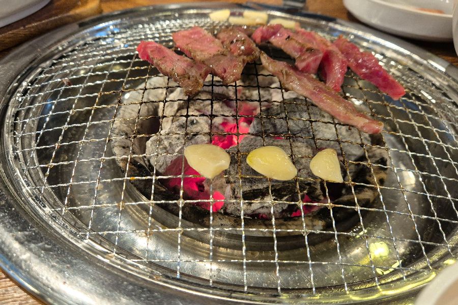 숯불 위에서 노릇하게 익어가는 돼지갈비