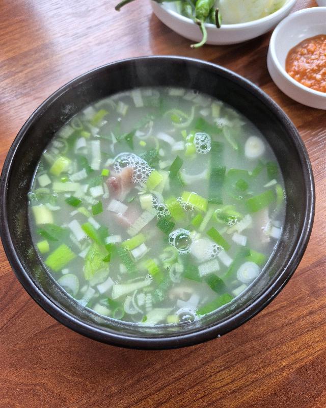 다진 양념을 푼 돼지국밥
