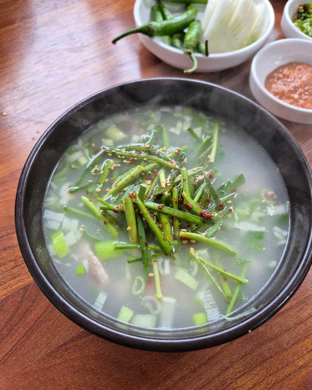 부추가 올려진 돼지국밥