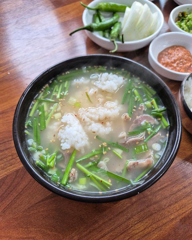 밥을 말아 먹는 돼지국밥