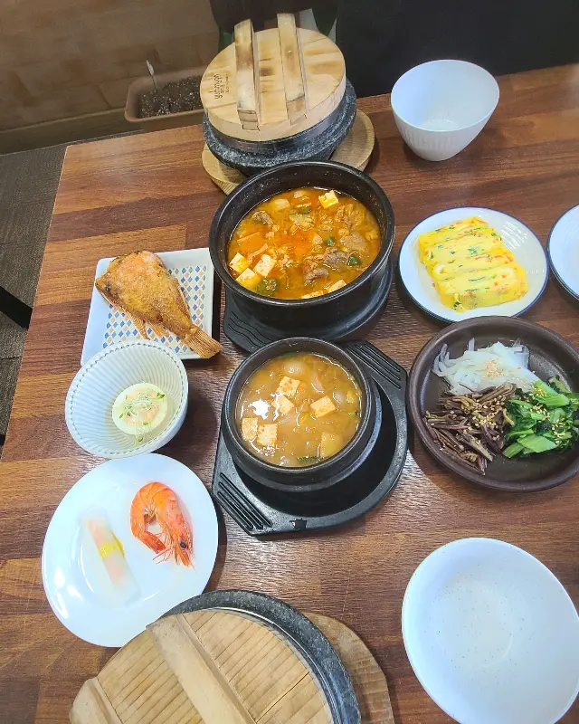 다양한 메뉴가 차려진 테이블