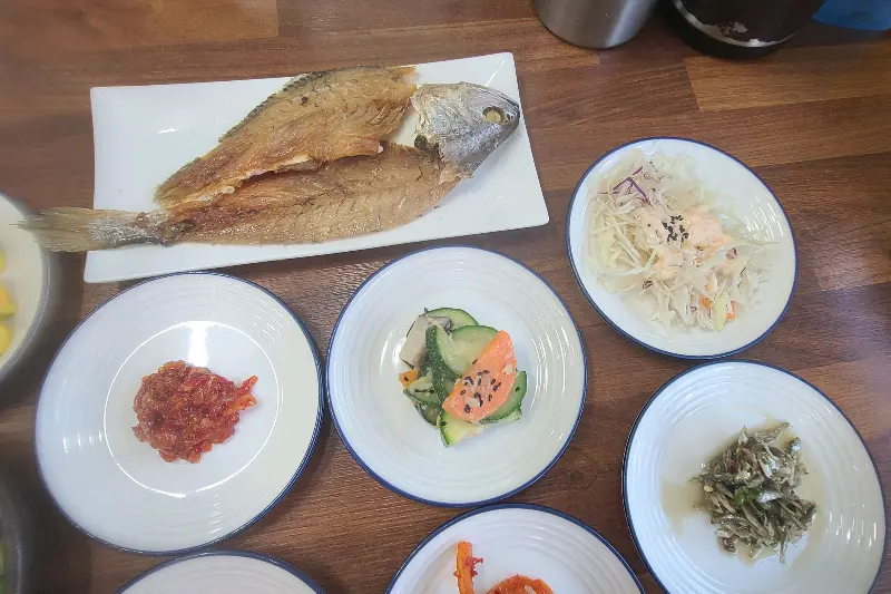 윤기가 흐르는 먹음직스러운 보리굴비