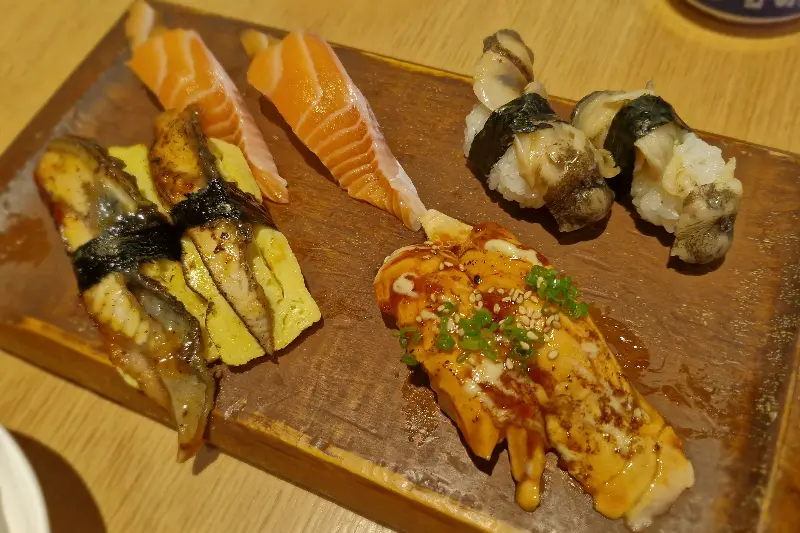 갓 튀겨져 나온 오징어 다리 튀김