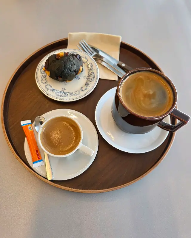 롱블랙과 디저트가 함께 담긴 사진