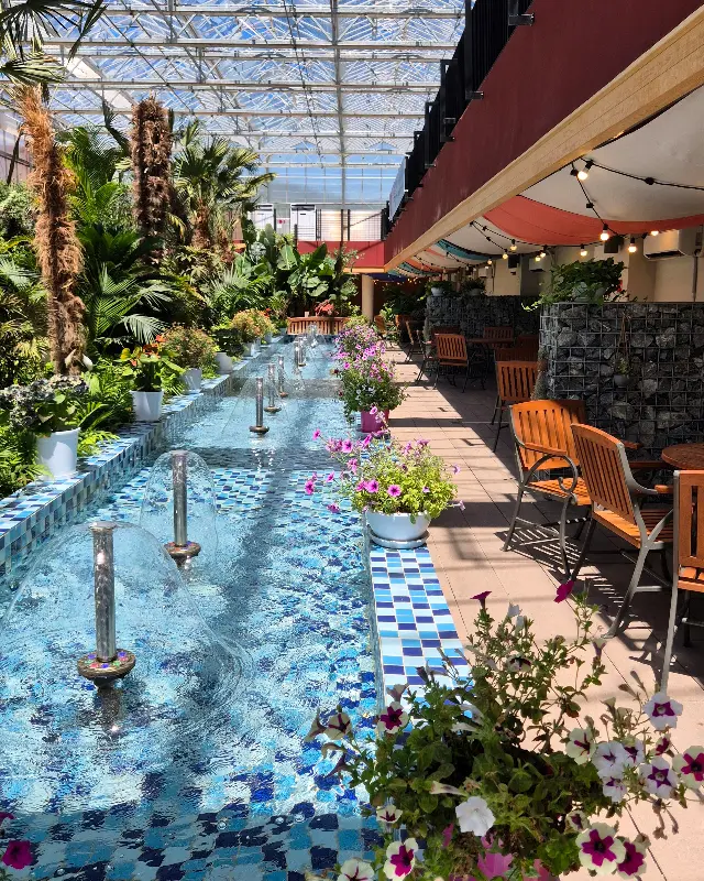 카페 내부의 식물원과 테이블