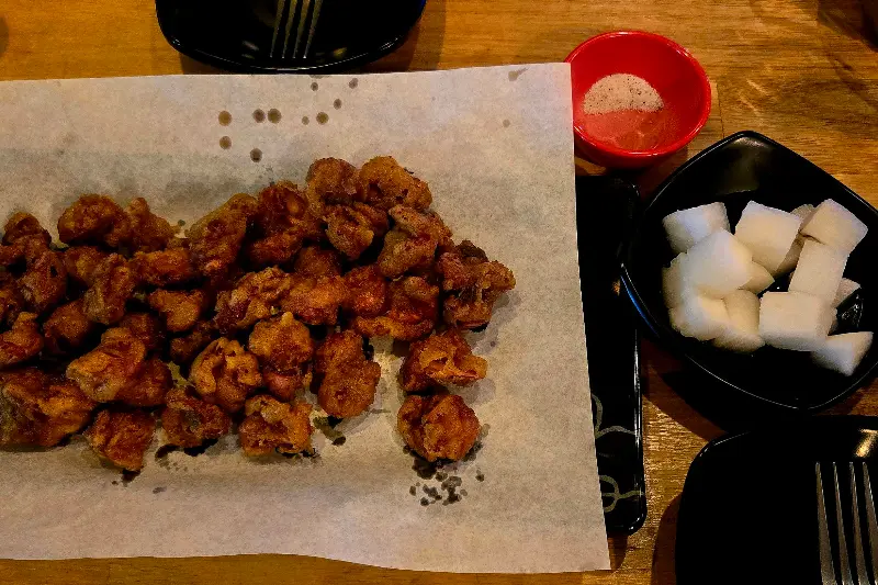 닭똥집 튀김과 소스, 무