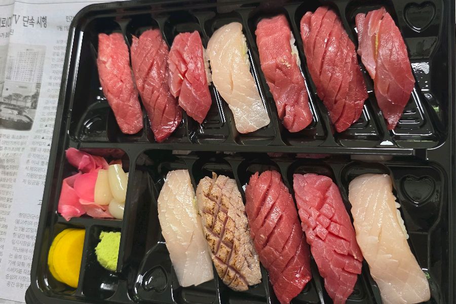 포장된 참치 초밥 세트