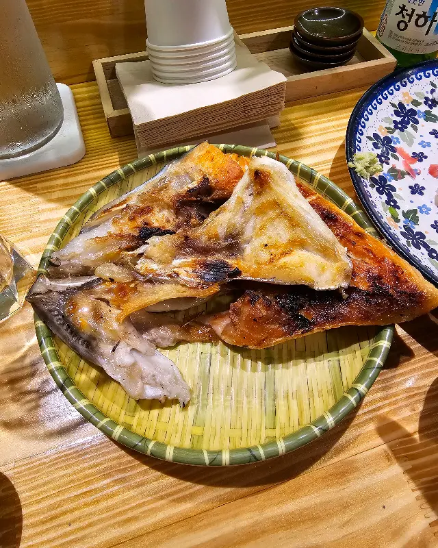 서비스로 제공되는 생선 대가리 튀김