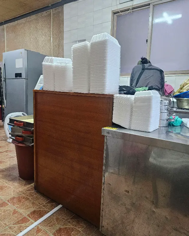 포장 용기가 쌓여있는 가게 내부