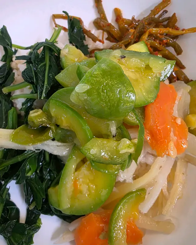 신선한 채소가 가득한 한 상 차림