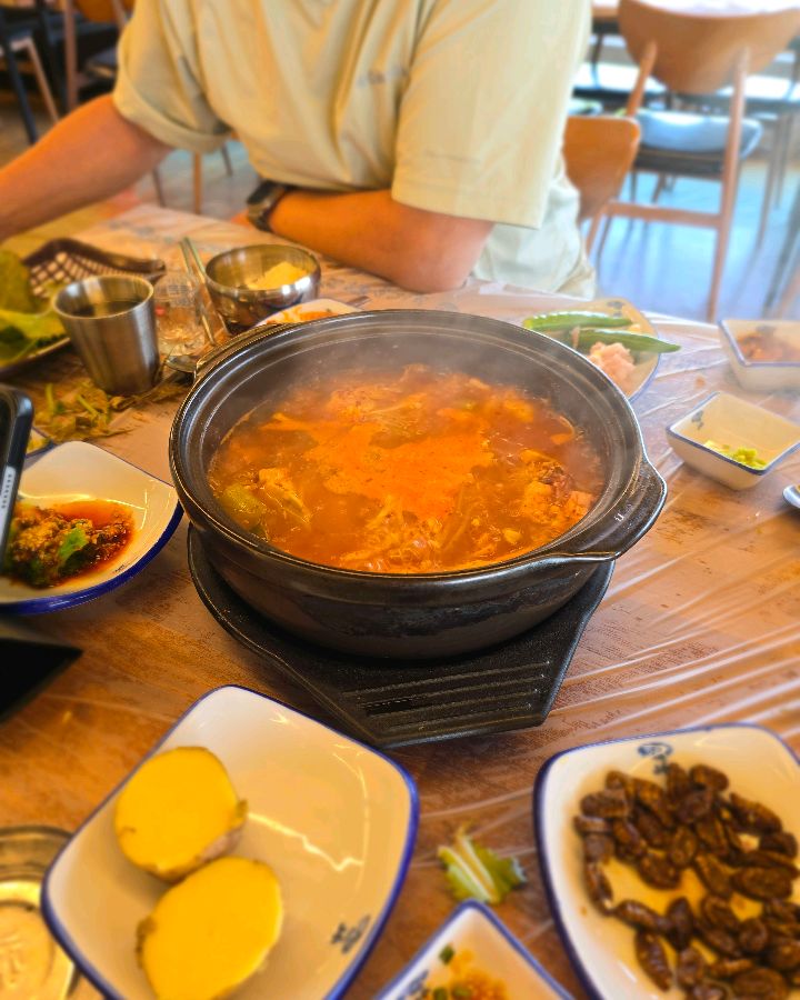 보글보글 끓고 있는 대나무횟집의 매운탕