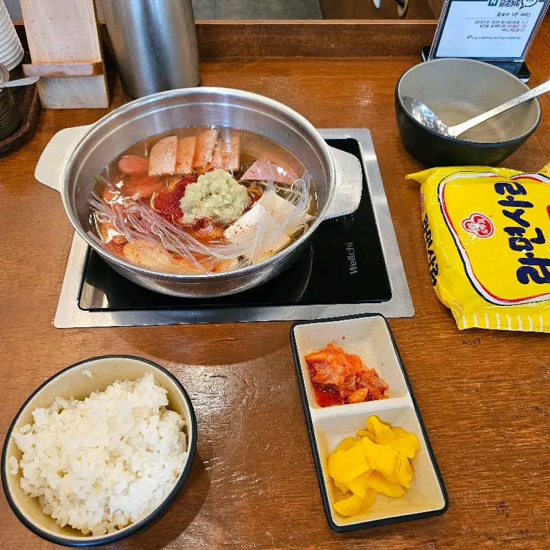 1인 부대찌개와 정갈한 반찬