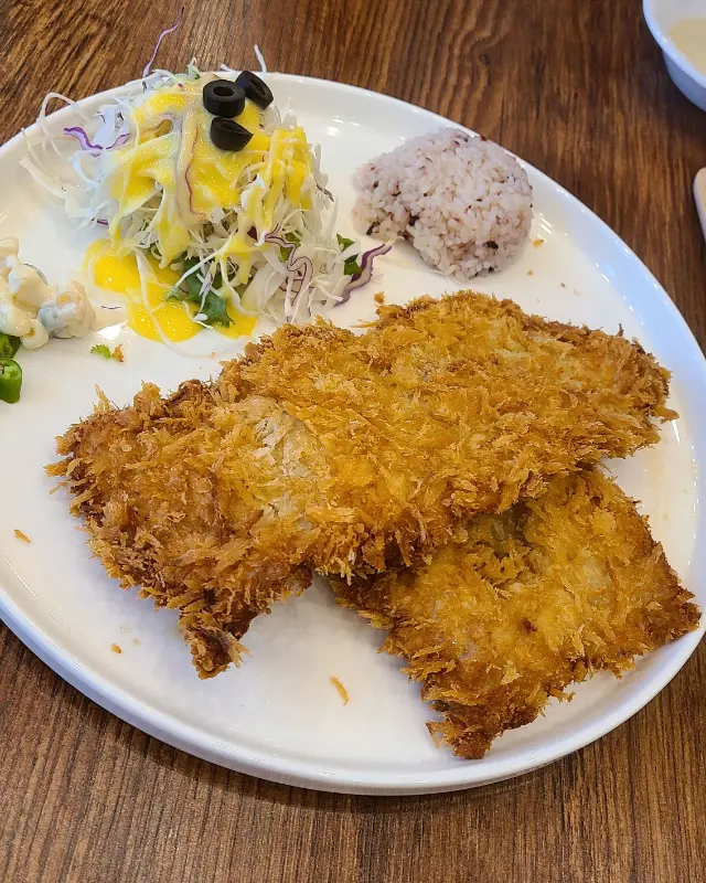 돈가스 한 상 차림