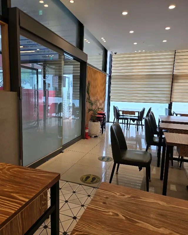 깔끔하게 정돈된 얼레꼴레만두의 내부 모습