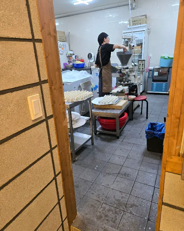 분주하게 만두를 만들고 있는 직원들의 모습