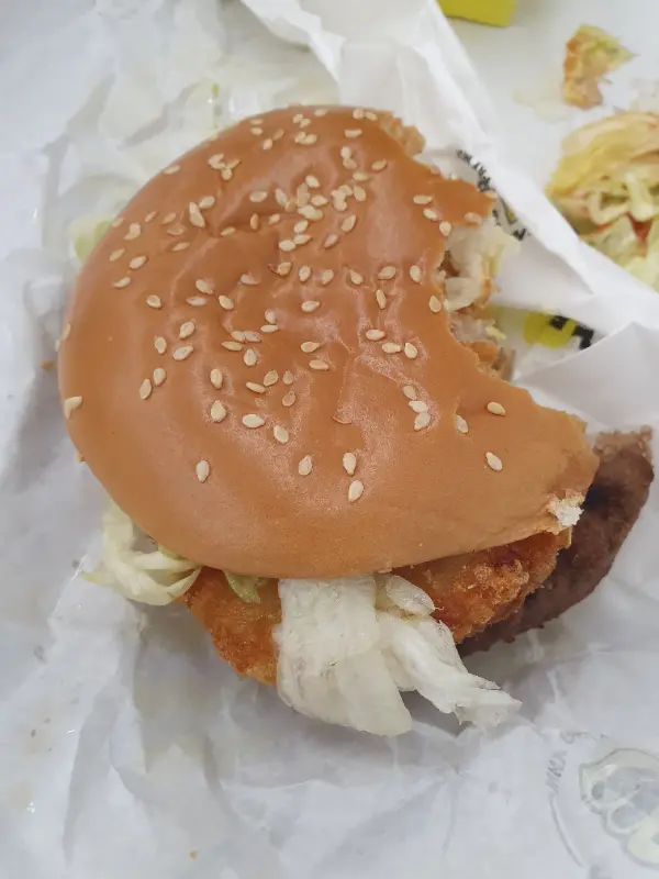 한 입 베어 문 NBB 시그니처 버거