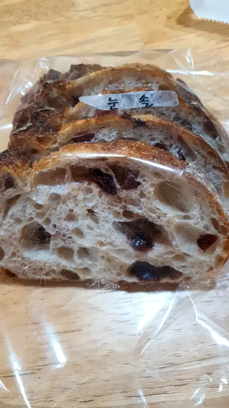 호두 크랜베리 사워도우 단면