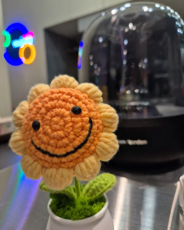 테이블 위의 해바라기 인형