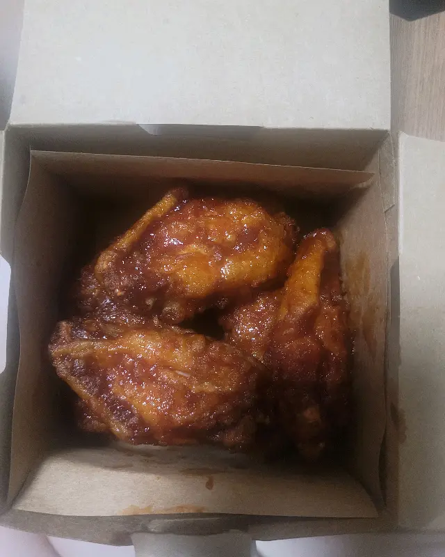 포장 박스에 담긴 치킨