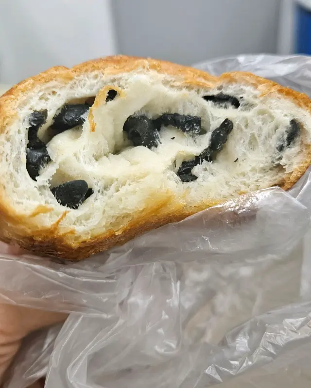 올리브가 콕콕 박힌 올리브 소금빵