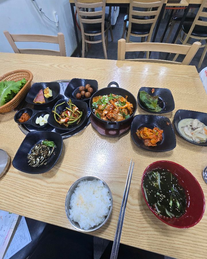 푸짐한 한 상 차림 (다른 각도)