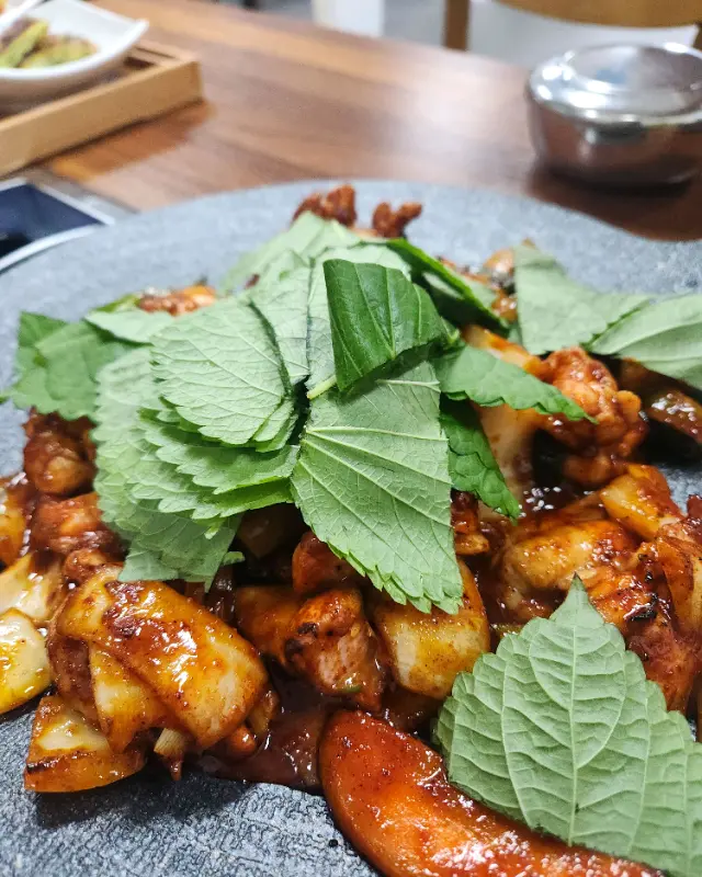 푸짐하게 담겨 나온 닭불고기