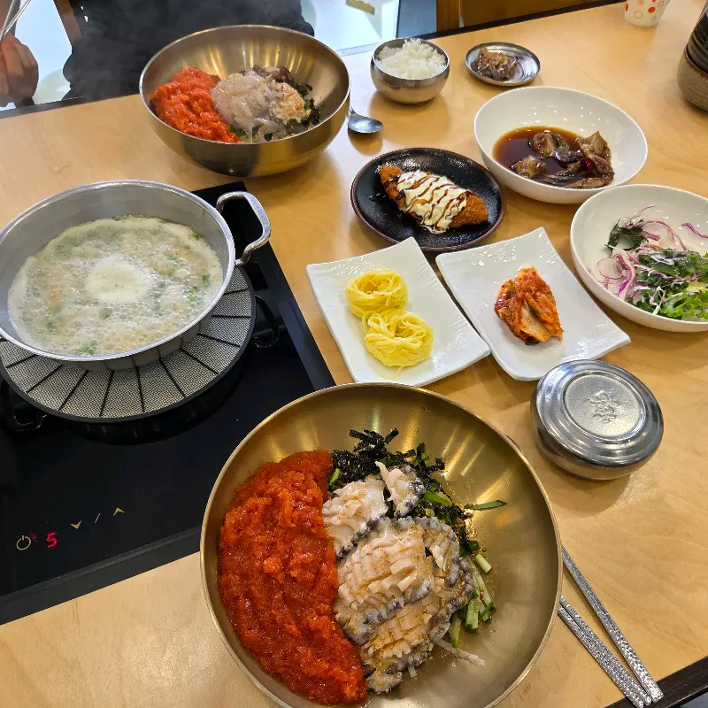 고급스러운 놋그릇에 담겨 나오는 물회