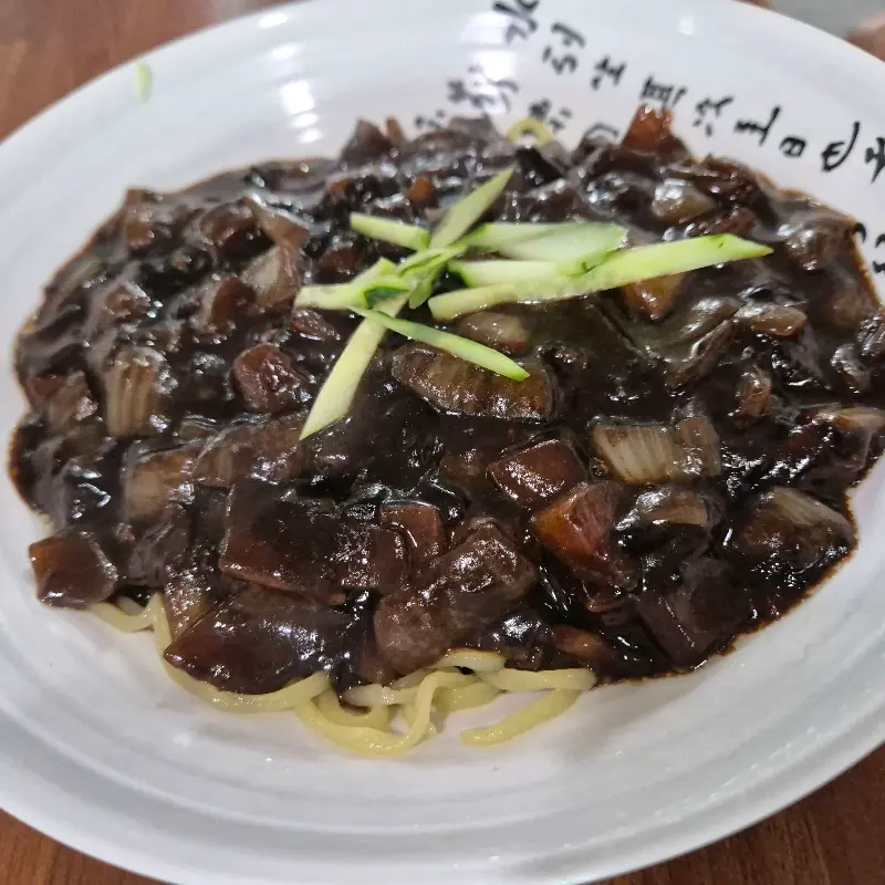 윤기가 자르르 흐르는 짜장면