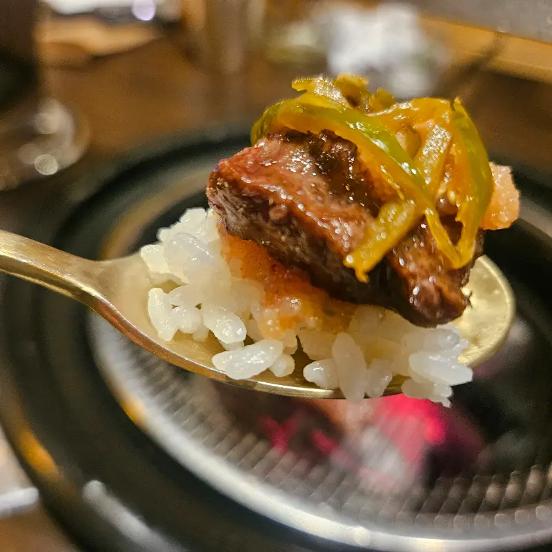 고급스러운 분위기의 테이블 세팅