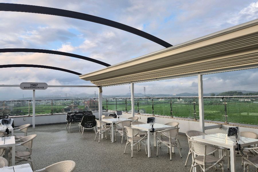 깔끔하게 정돈된 테이블 세팅