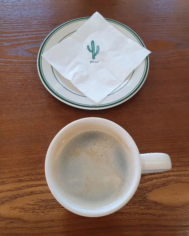 테이블 위에 놓인 커피 잔과 냅킨