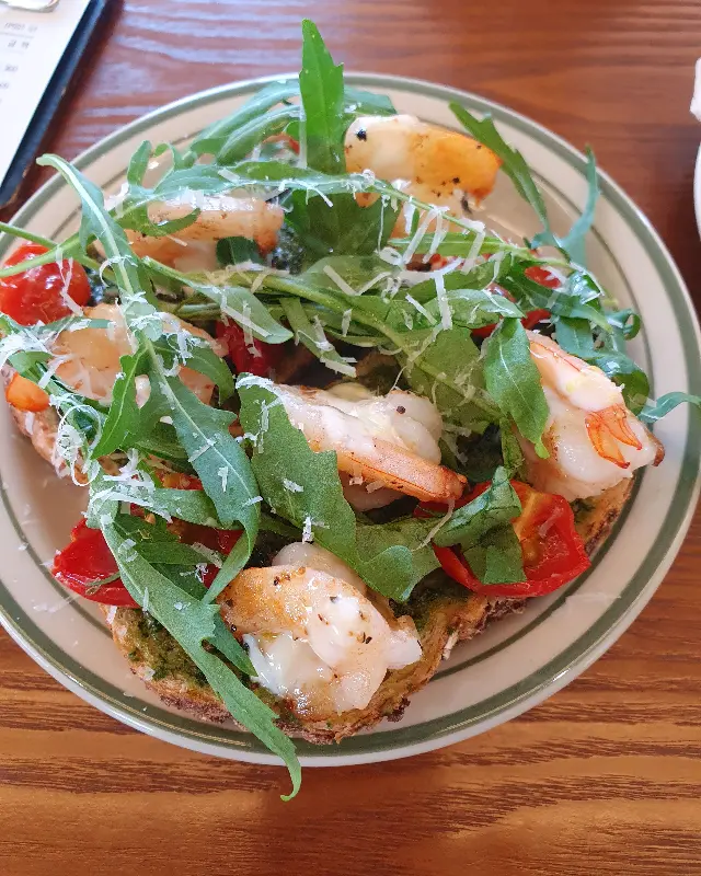 접시에 담긴 브런치 메뉴