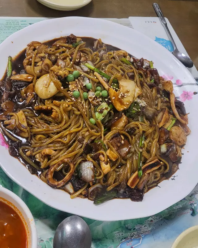 윤기 자르르 흐르는 짜장면