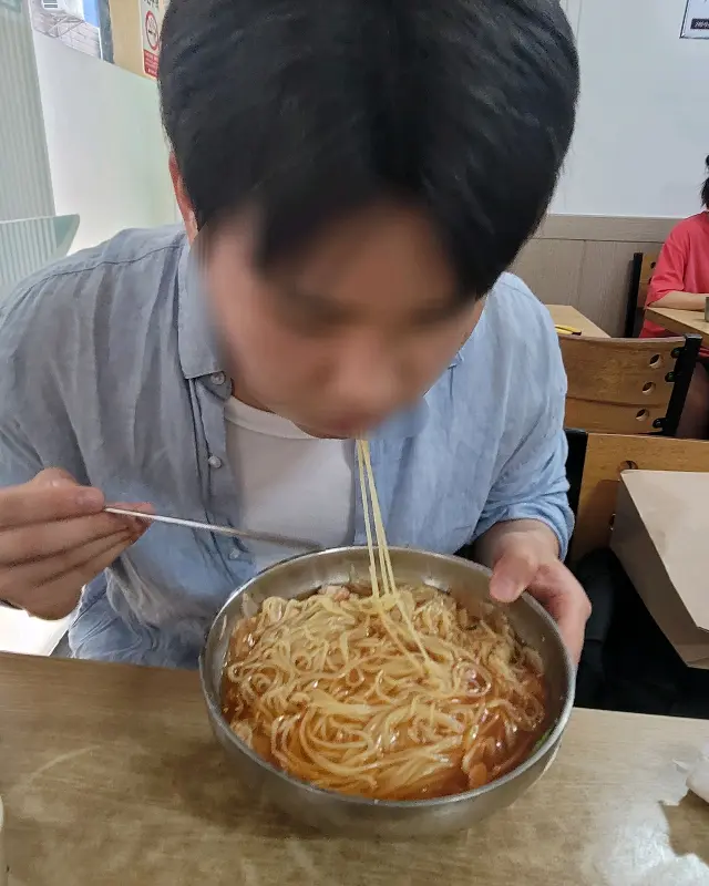 물밀면을 맛있게 먹는 손님