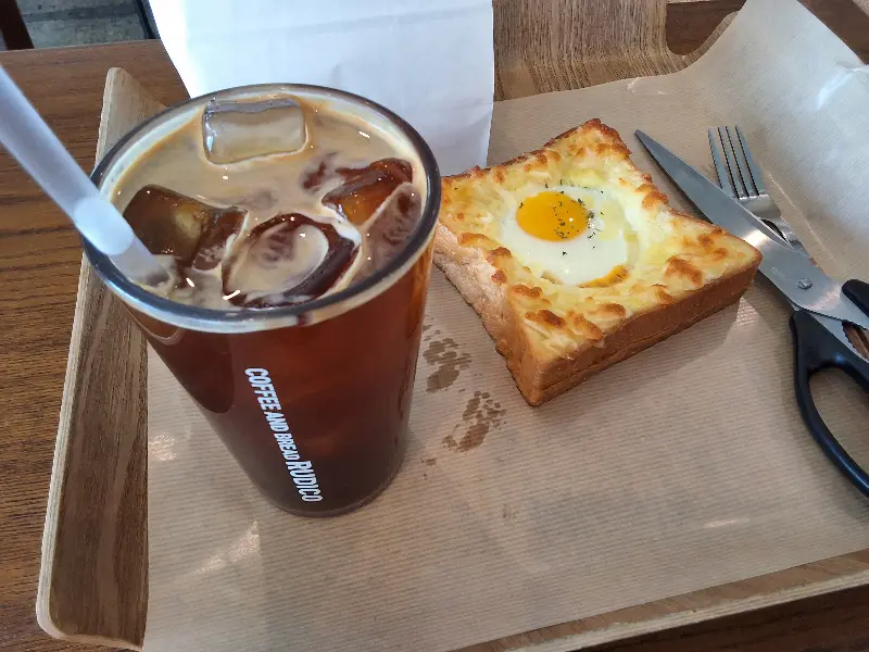 아이스 아메리카노와 토스트