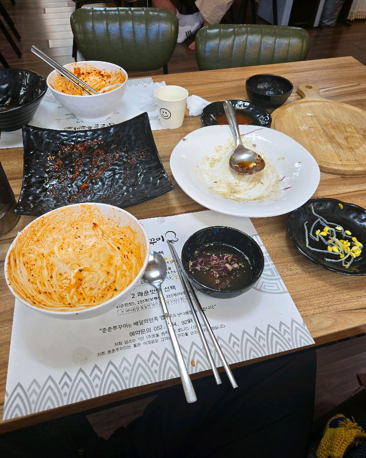 깔끔하게 비워진 테이블