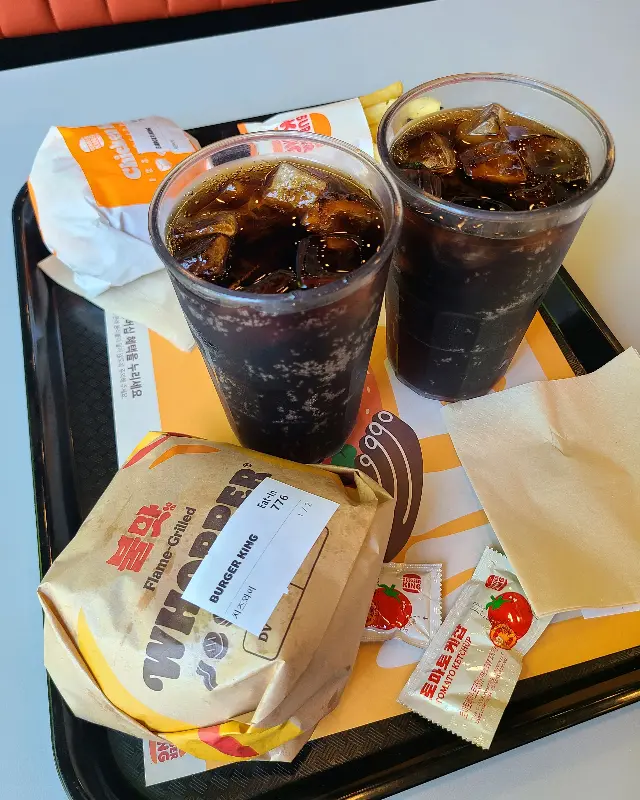 두 개의 햄버거 세트