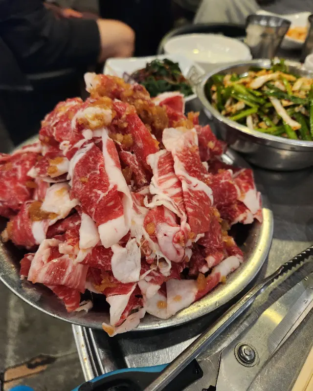 차돌박이와 갓김치 삼합