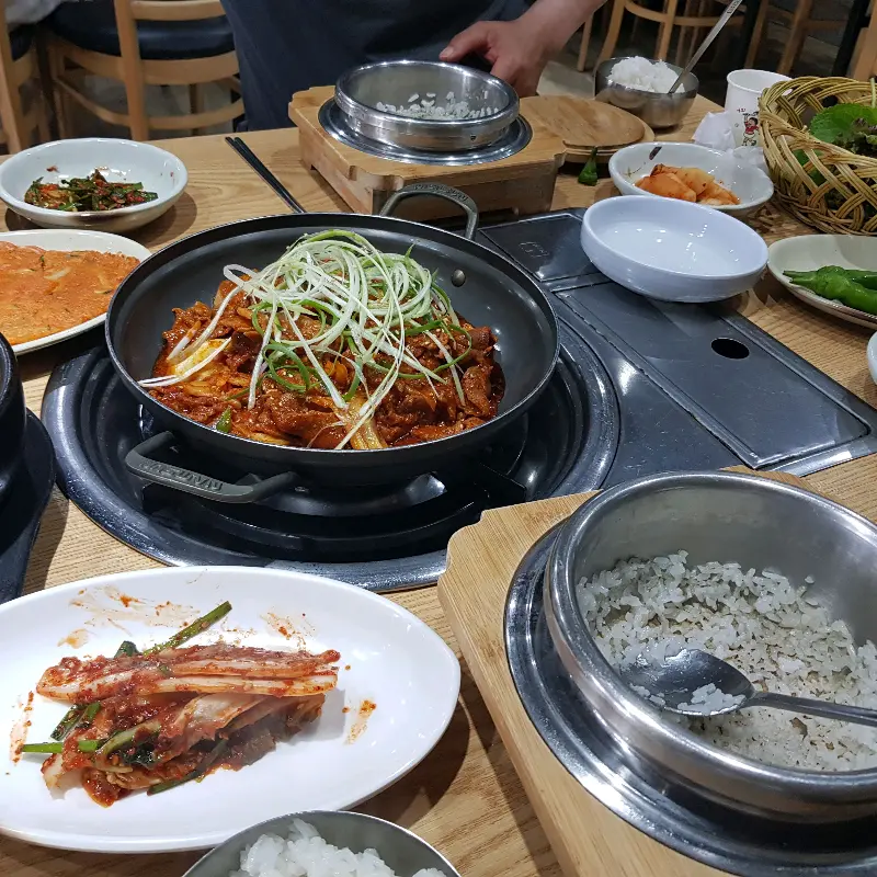 제육볶음과 함께 차려진 푸짐한 한 상 차림