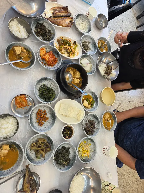 종점식당 테이블 전체샷