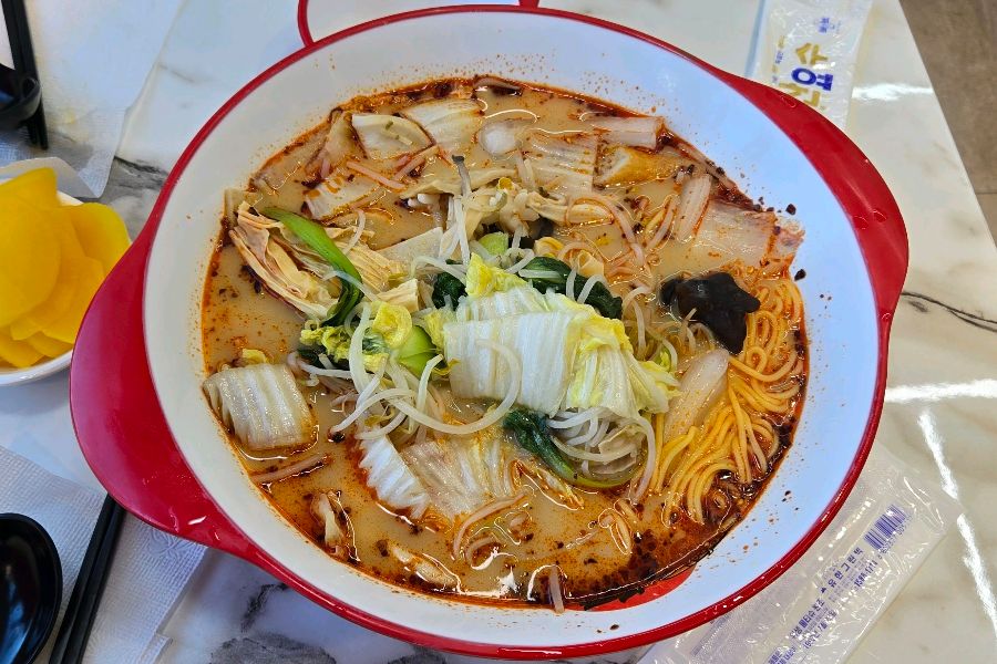 마라탕 재료를 고르는 모습