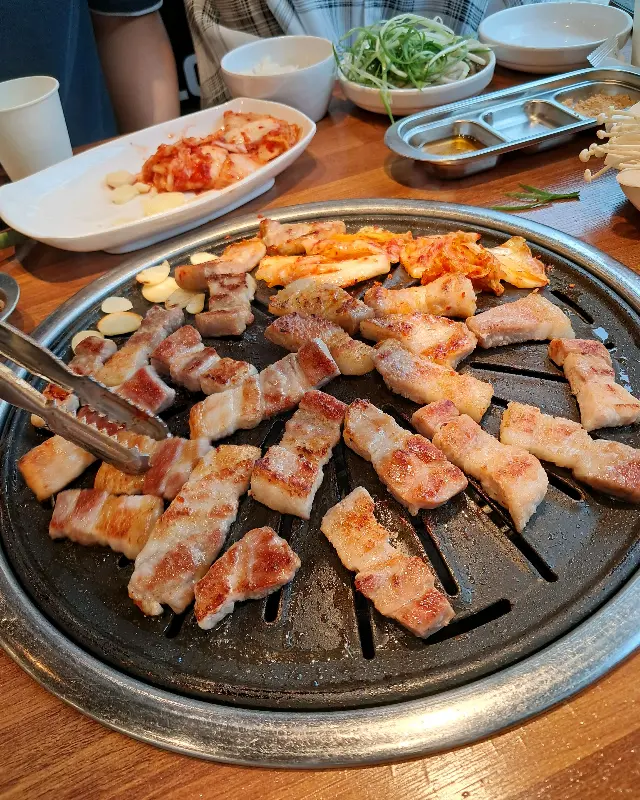 노릇노릇 구워진 삼겹살