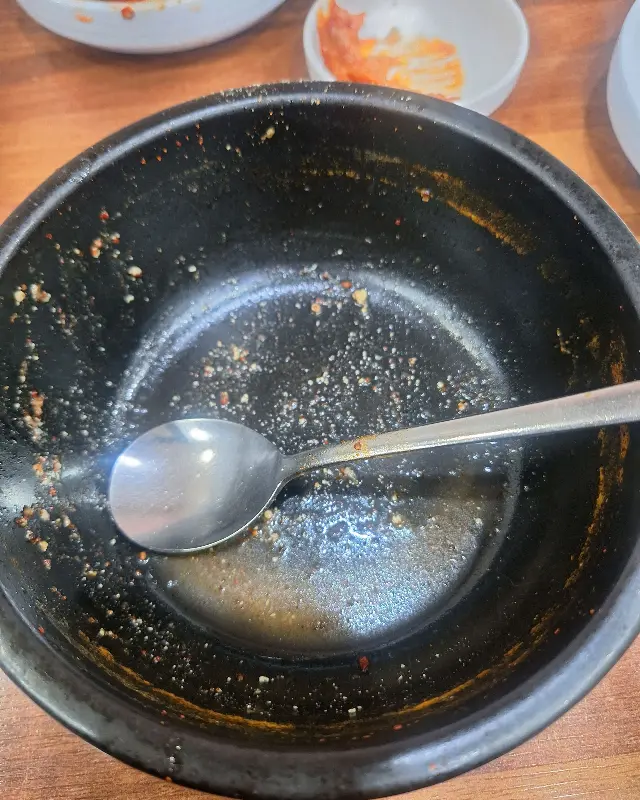 깨끗하게 비워진 뚝배기가 맛을 증명한다.