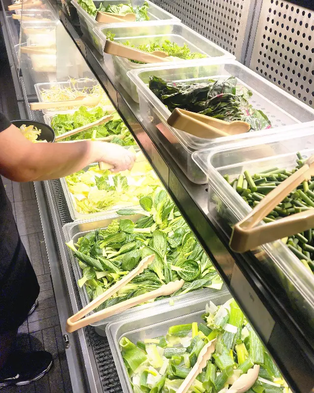 신선한 야채가 가득한 샐러드바