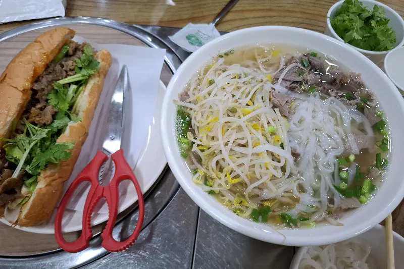 반미 샌드위치와 쌀국수의 모습