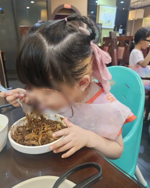 짜장면을 먹는 아이